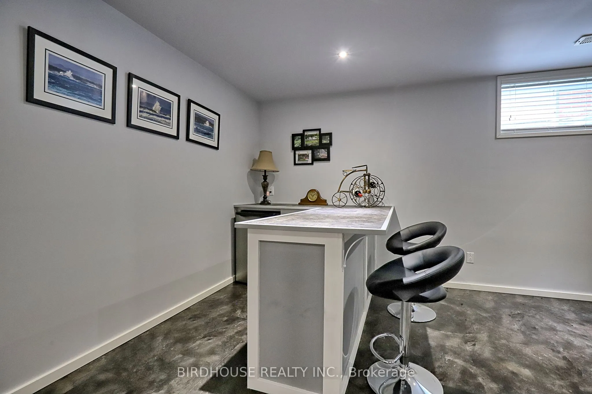 21 ELLIS Crescent