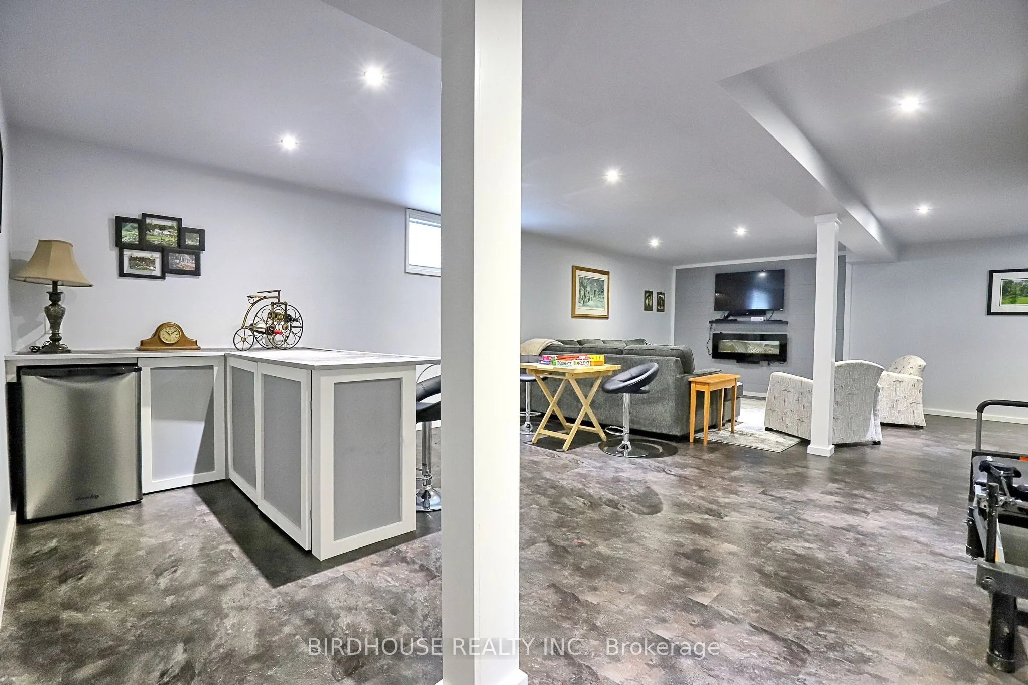 21 ELLIS Crescent