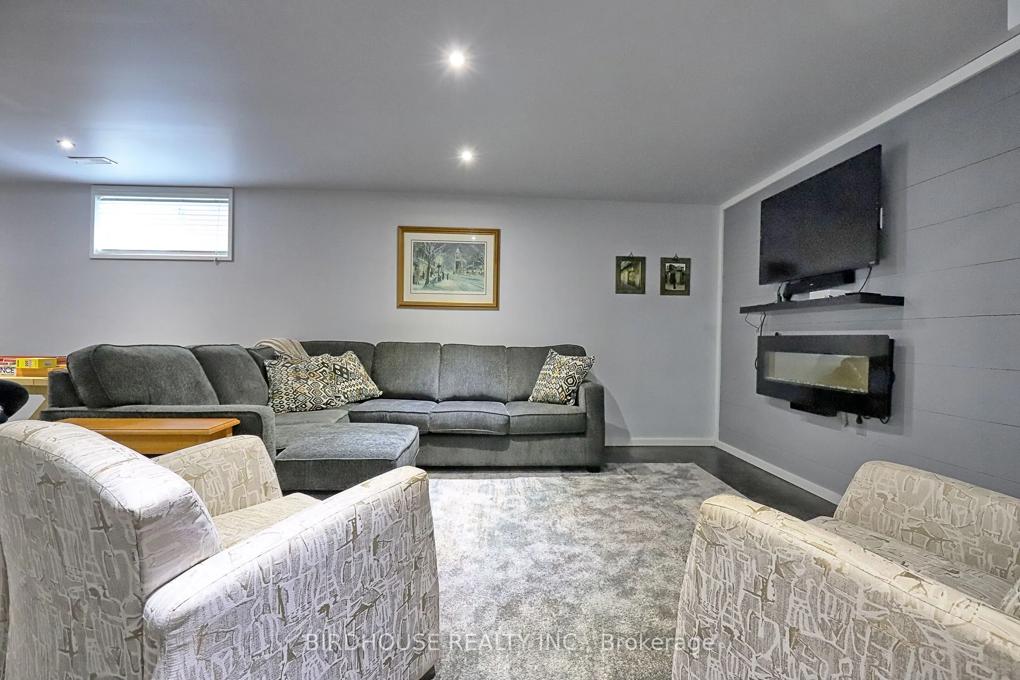 21 ELLIS Crescent