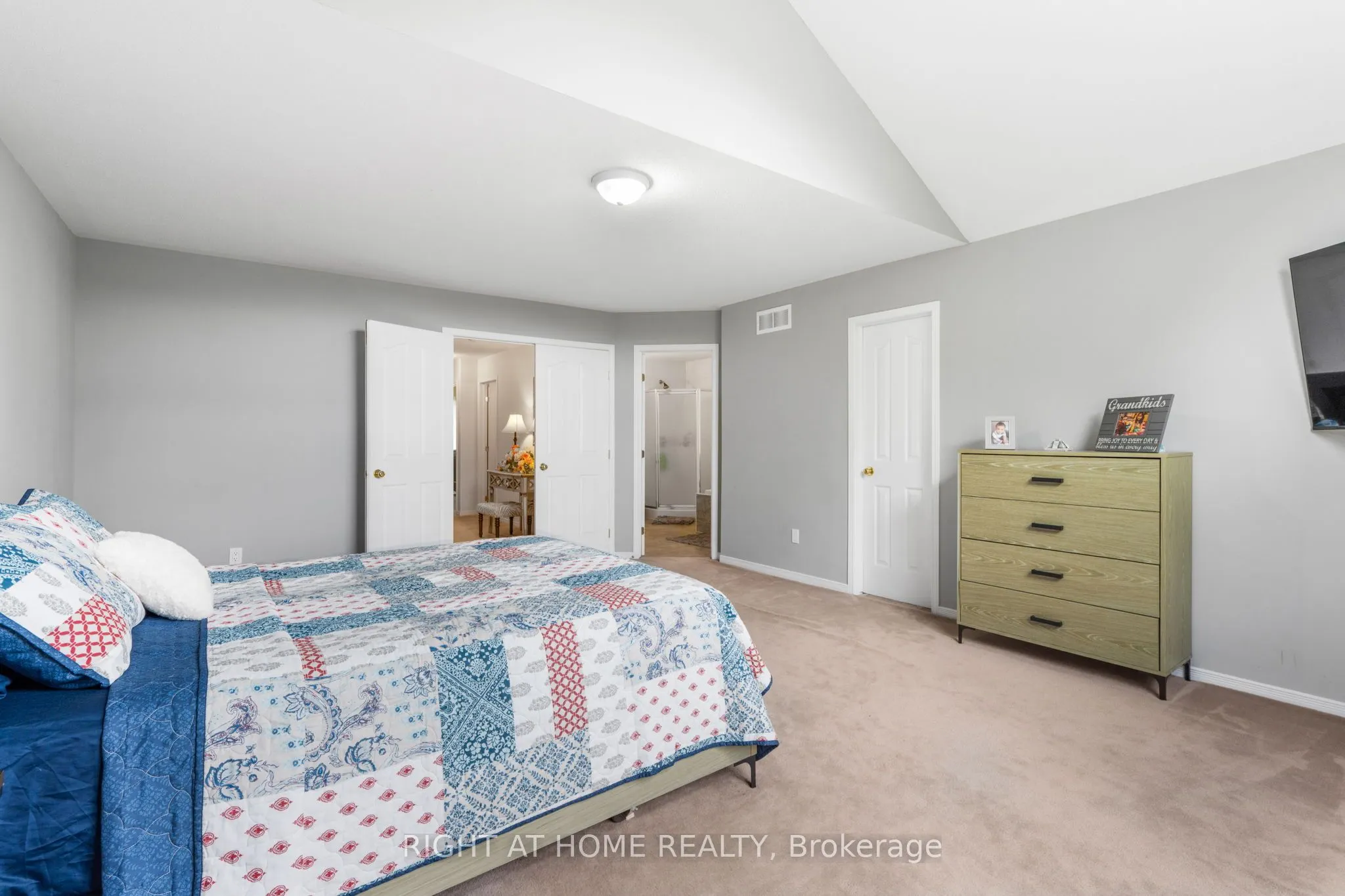 2383 Glandriel Crescent