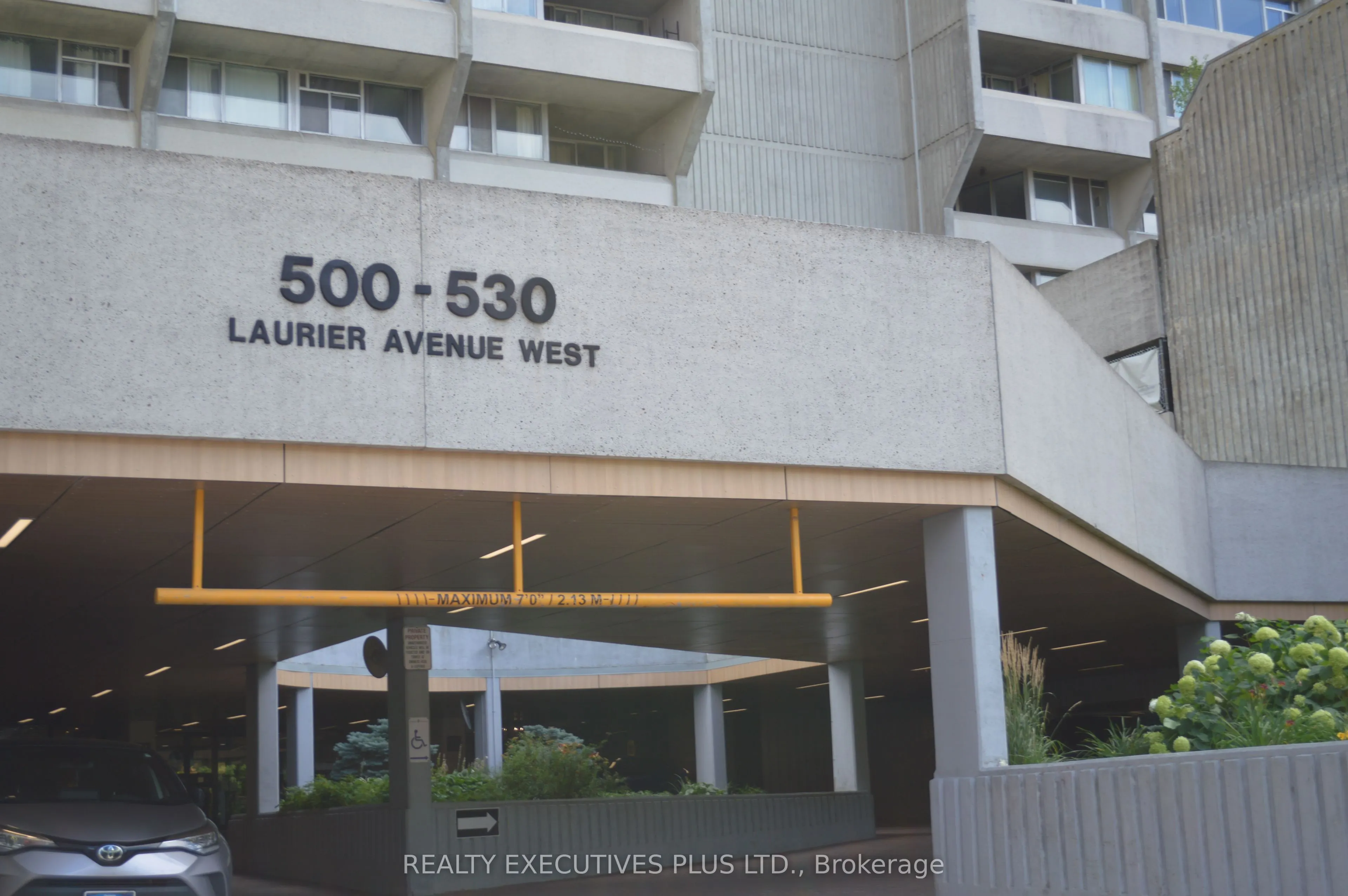 530 Laurier Avenue W, #403