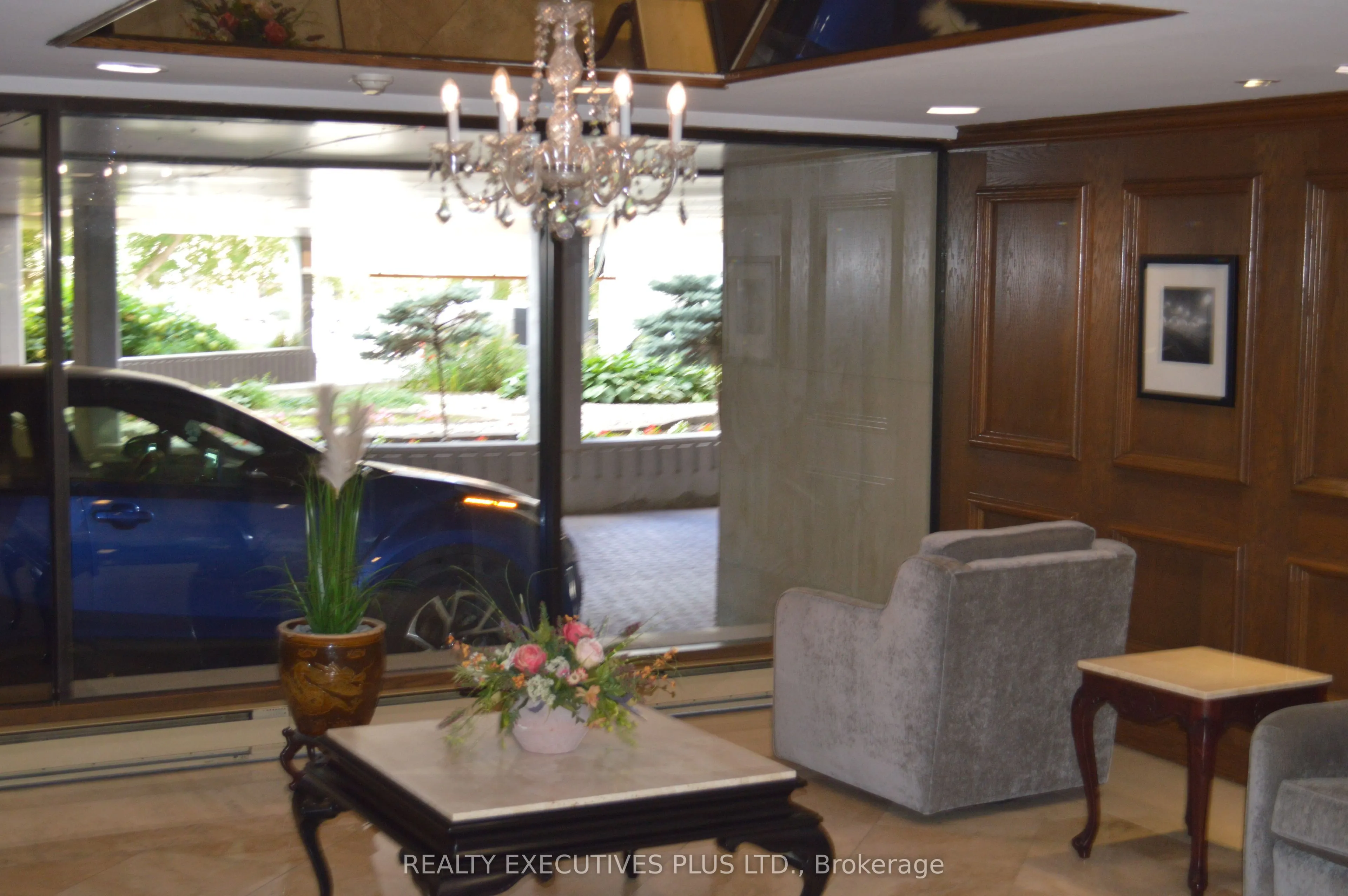 530 Laurier Avenue W, #403
