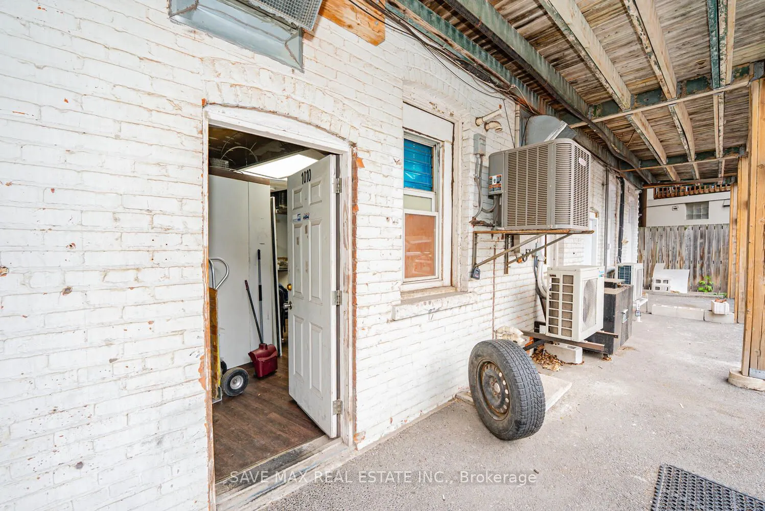 1010 King Street E