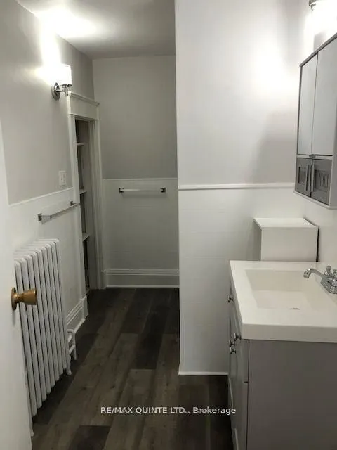 263 Dundas Street W