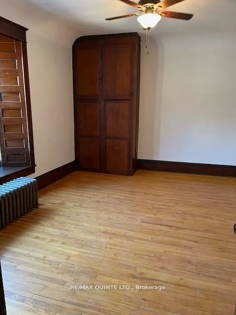 263 Dundas Street W