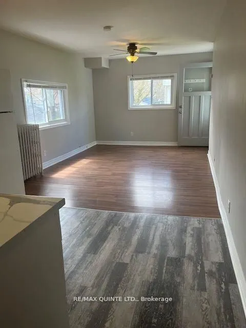 263 Dundas Street W