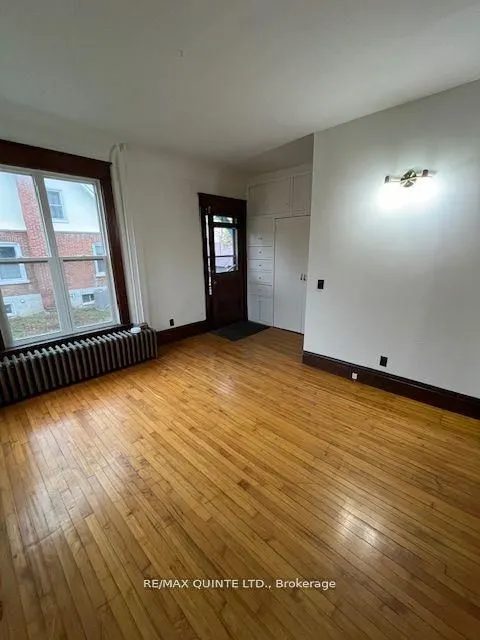 263 Dundas Street W