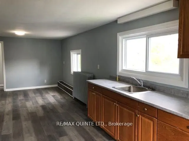 263 Dundas Street W