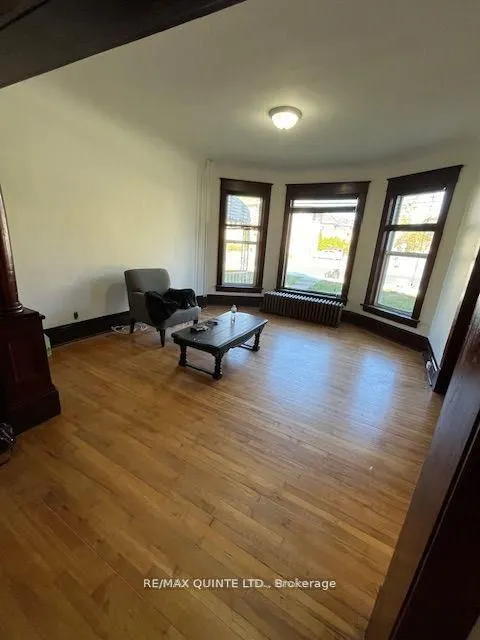 263 Dundas Street W