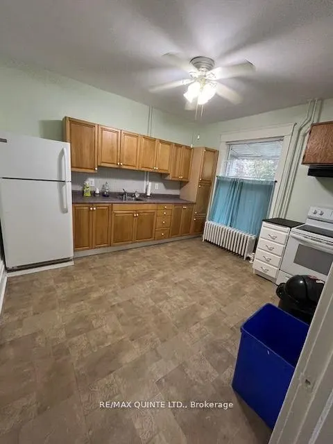 263 Dundas Street W