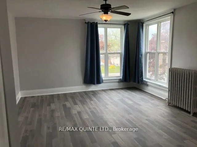 263 Dundas Street W