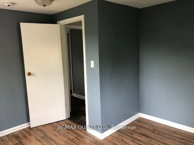 263 Dundas Street W