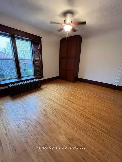 263 Dundas Street W