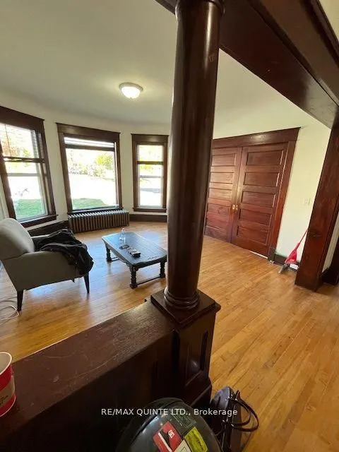 263 Dundas Street W