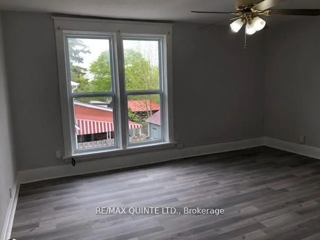 263 Dundas Street W