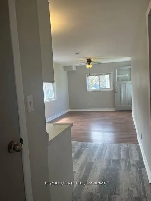 263 Dundas Street W