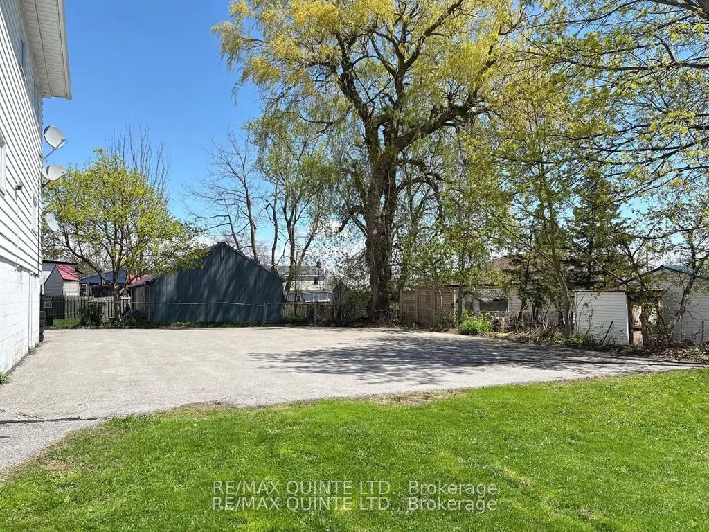 263 Dundas Street W