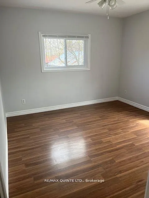 263 Dundas Street W