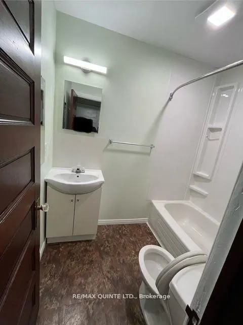 263 Dundas Street W