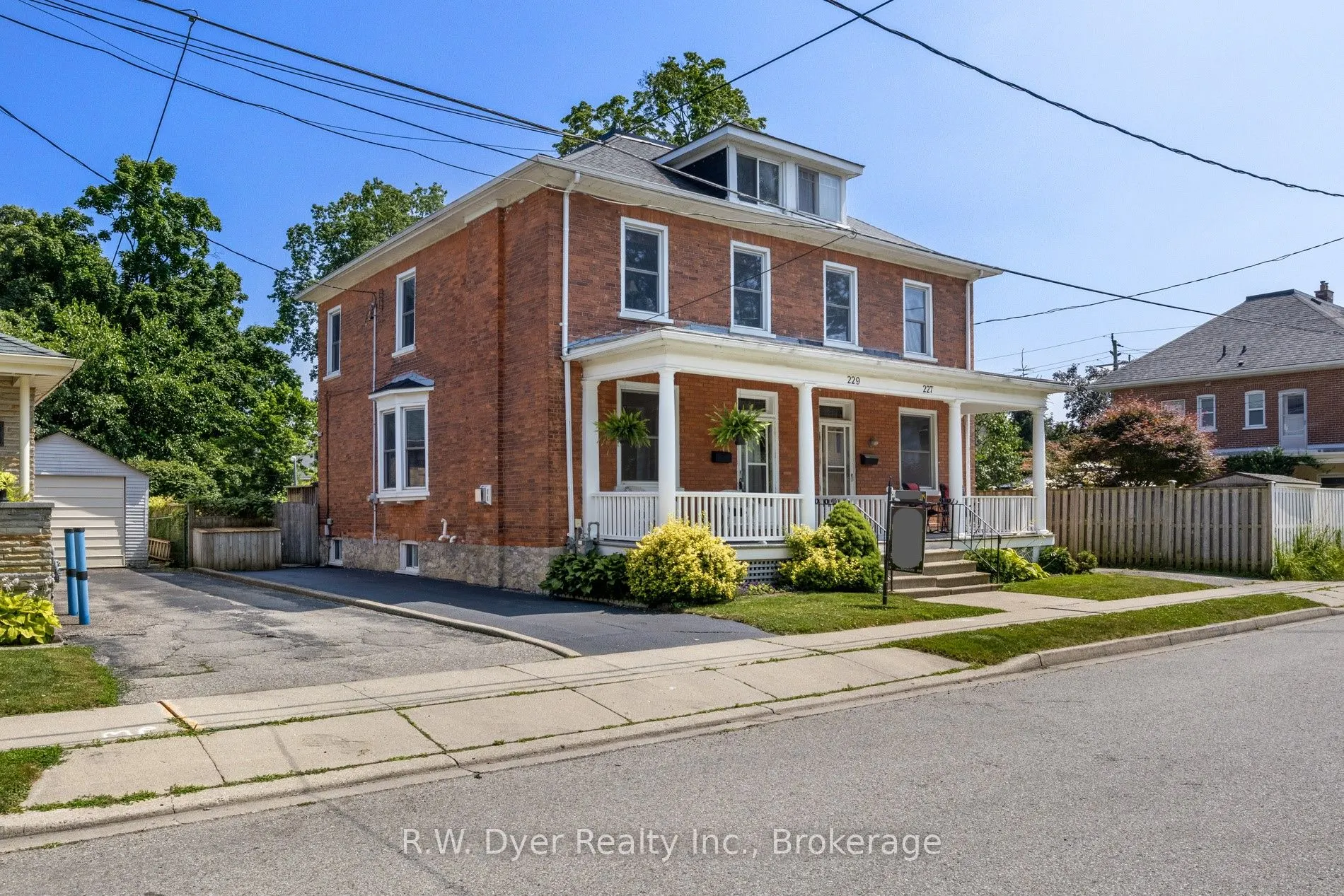 229 Waterloo Street N