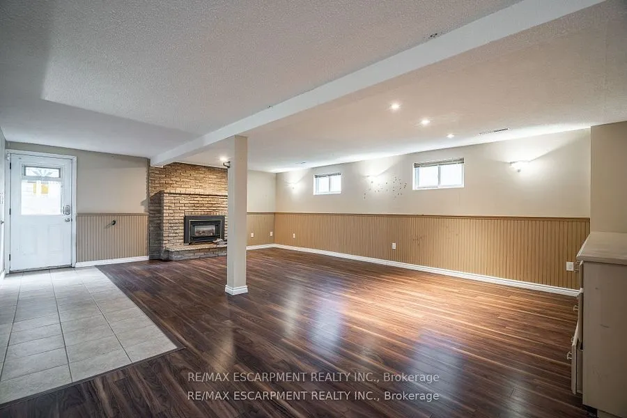 7623 Rainbow Crescent