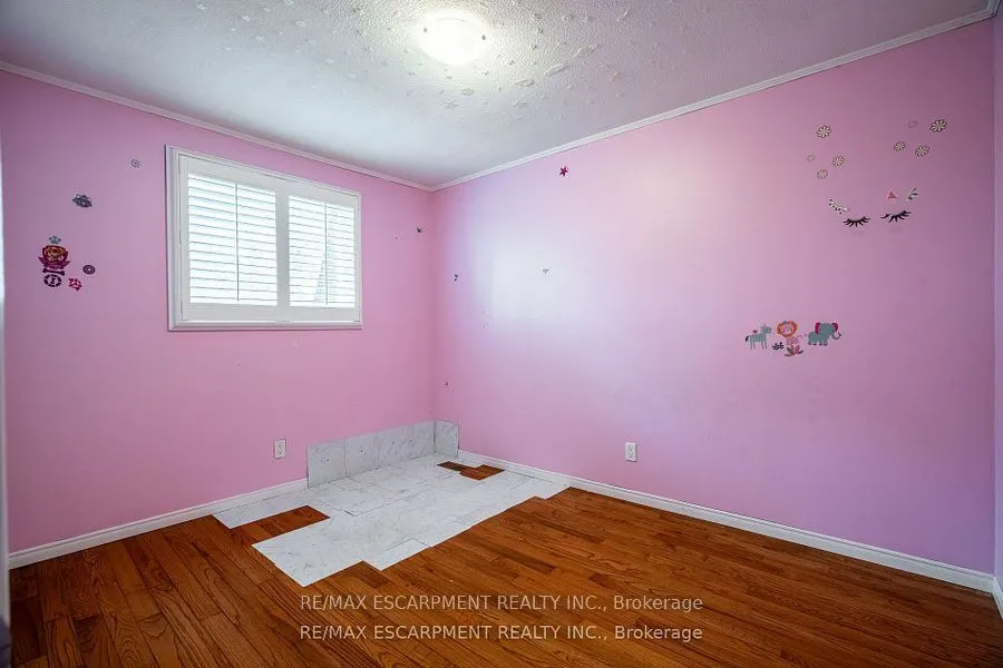 7623 Rainbow Crescent