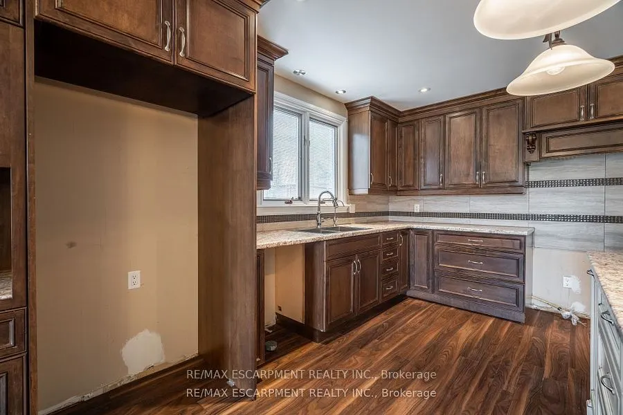 7623 Rainbow Crescent