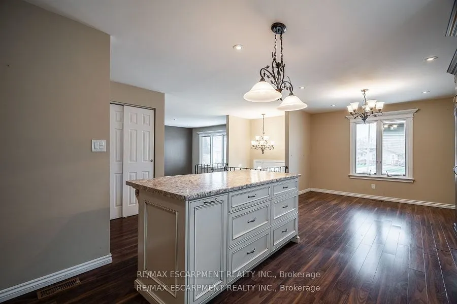 7623 Rainbow Crescent