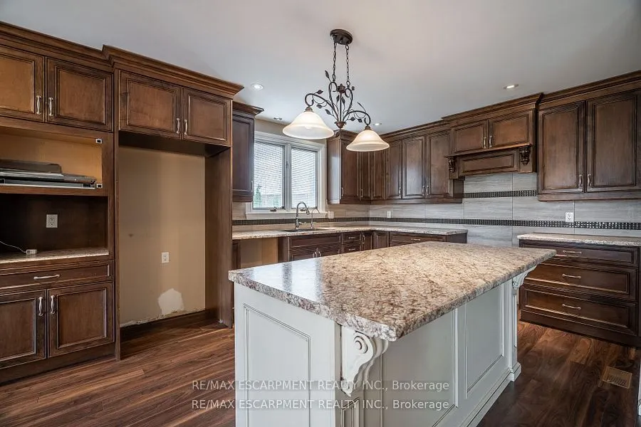 7623 Rainbow Crescent