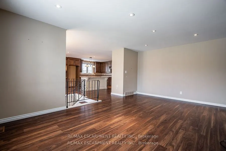 7623 Rainbow Crescent