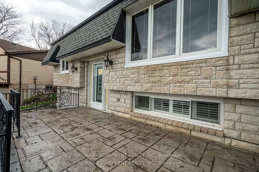 7623 Rainbow Crescent