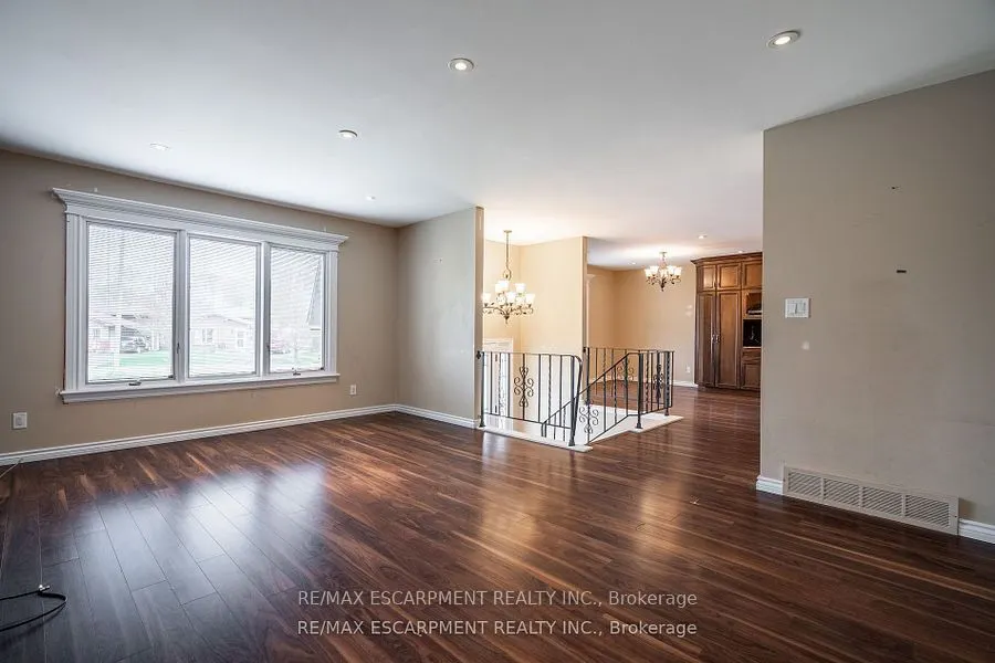7623 Rainbow Crescent