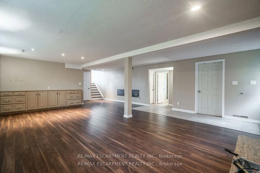 7623 Rainbow Crescent