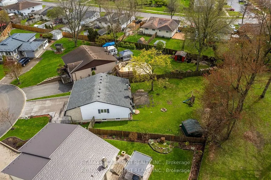 7623 Rainbow Crescent