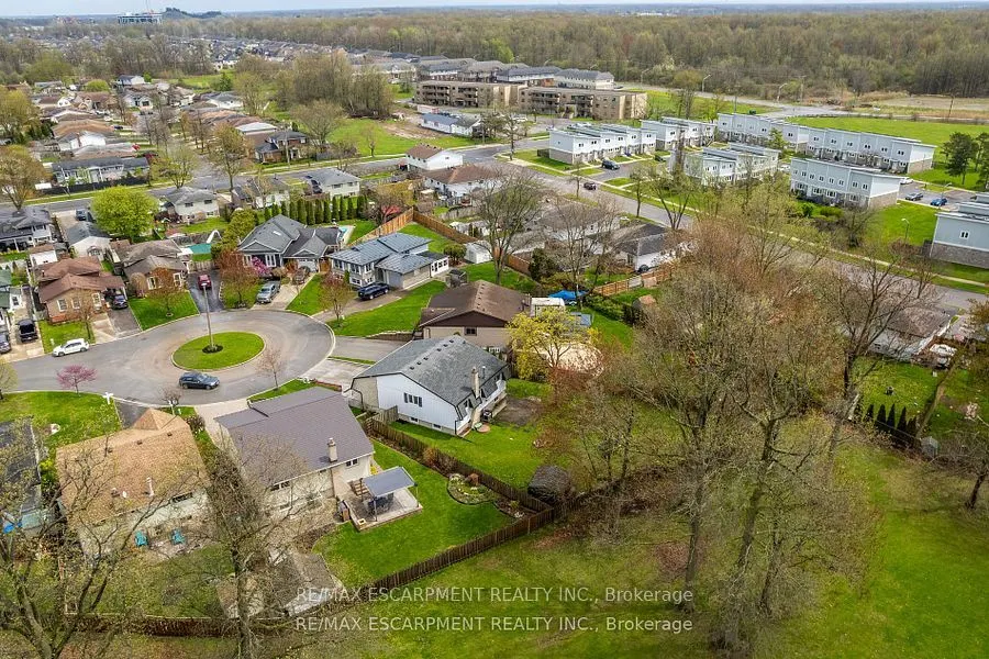 7623 Rainbow Crescent