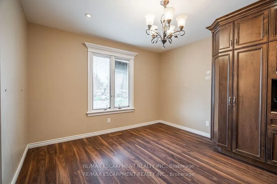 7623 Rainbow Crescent