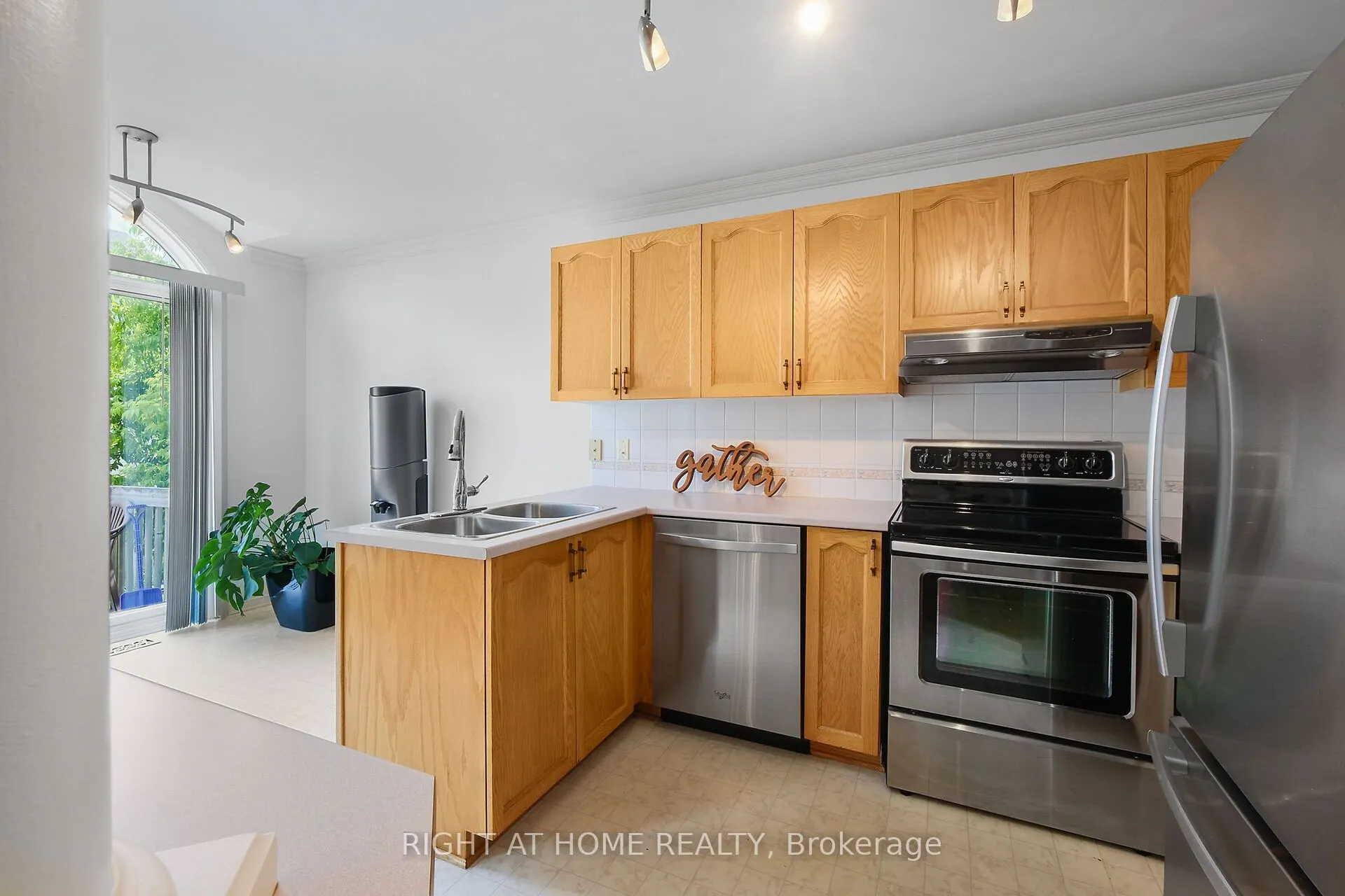 77 Flowertree Crescent