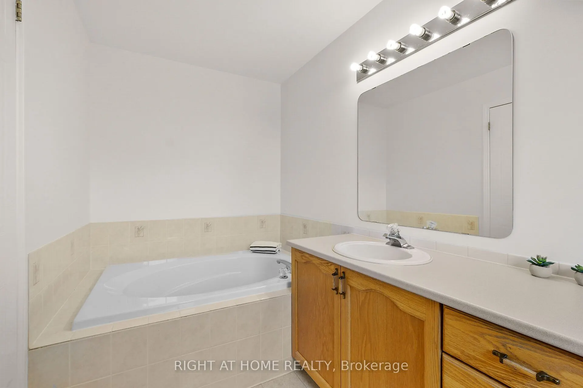 77 Flowertree Crescent