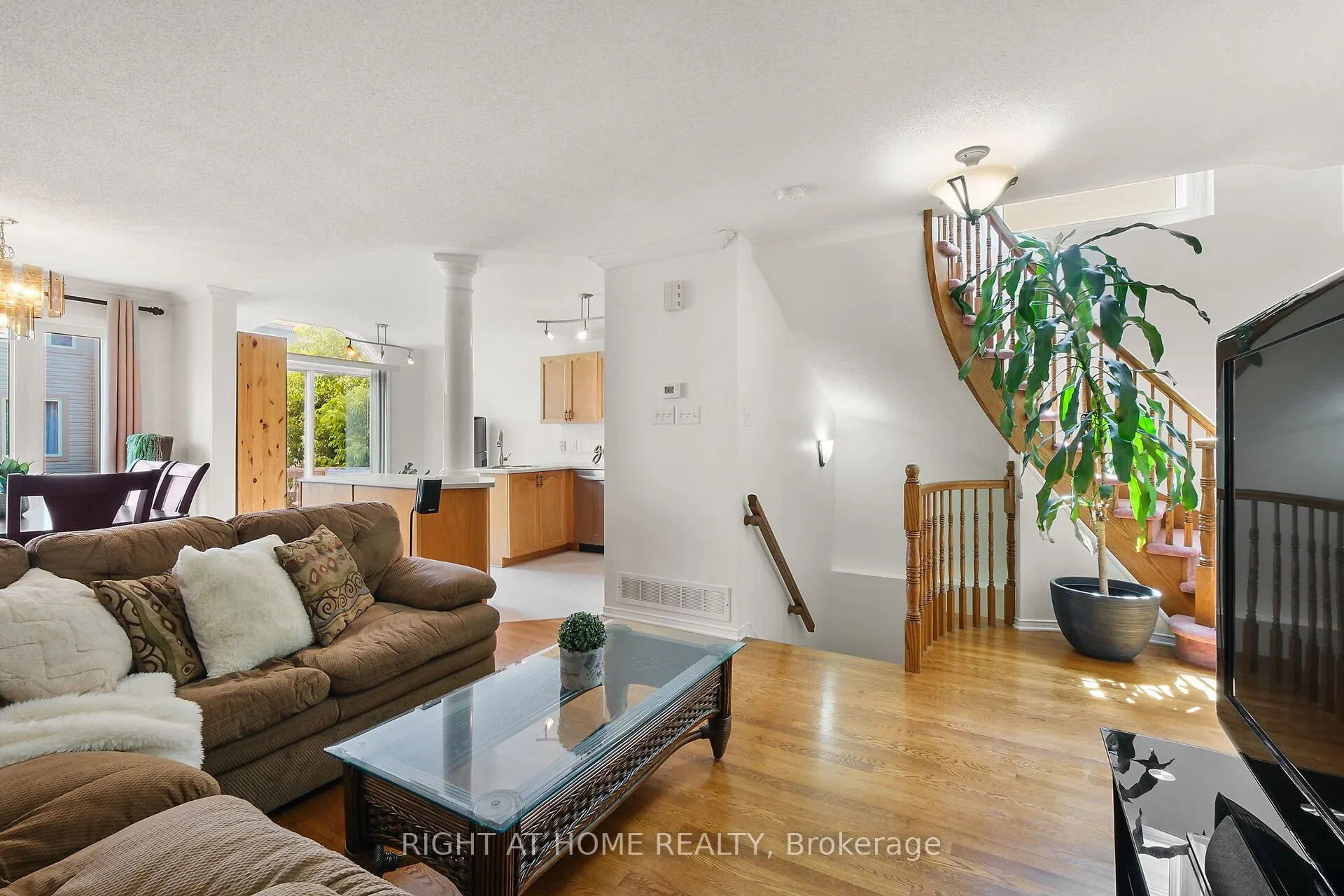 77 Flowertree Crescent