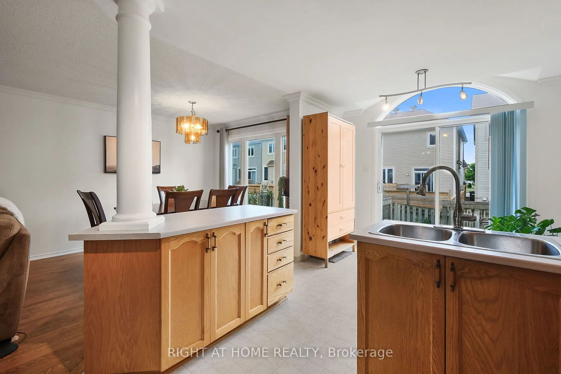 77 Flowertree Crescent