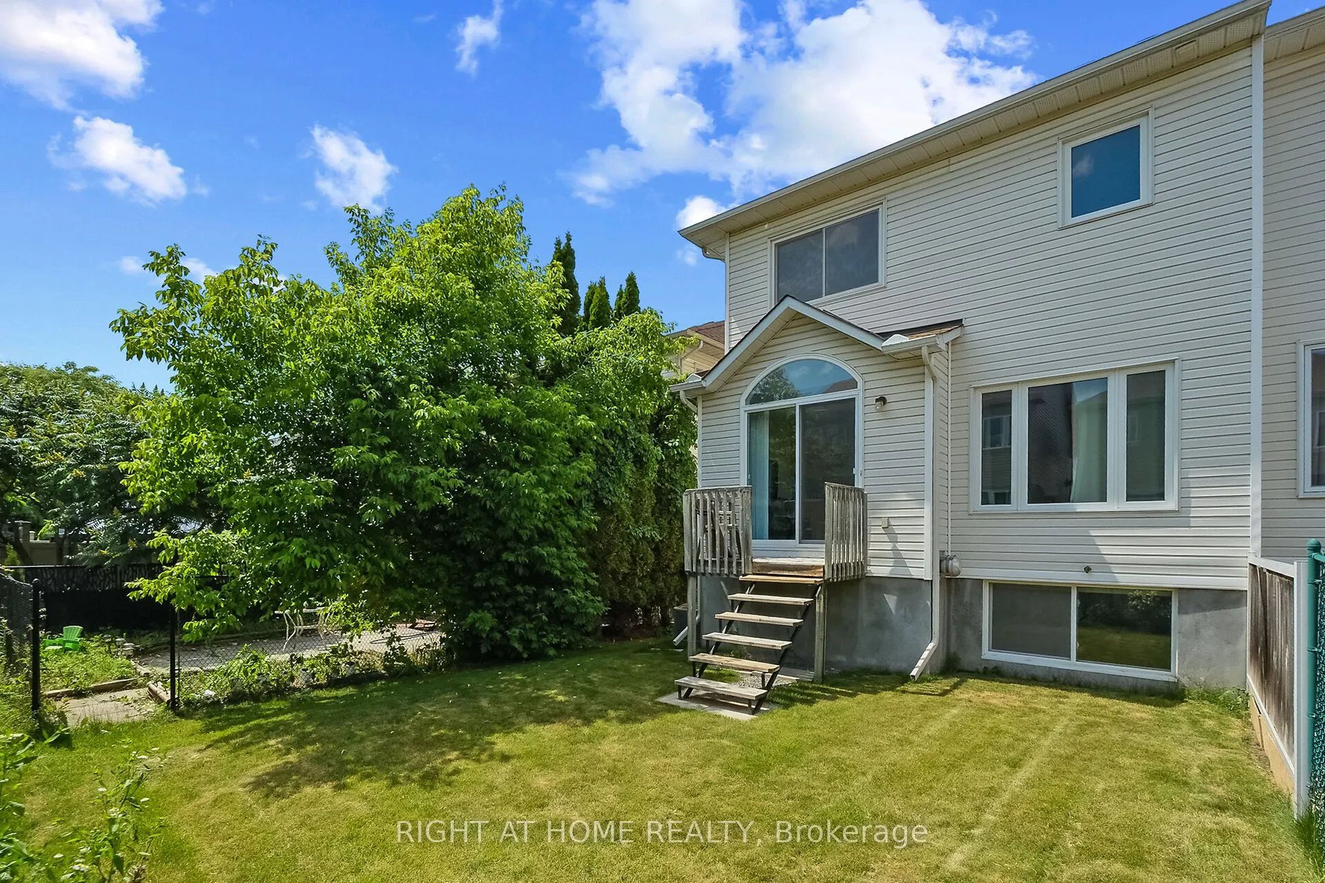 77 Flowertree Crescent