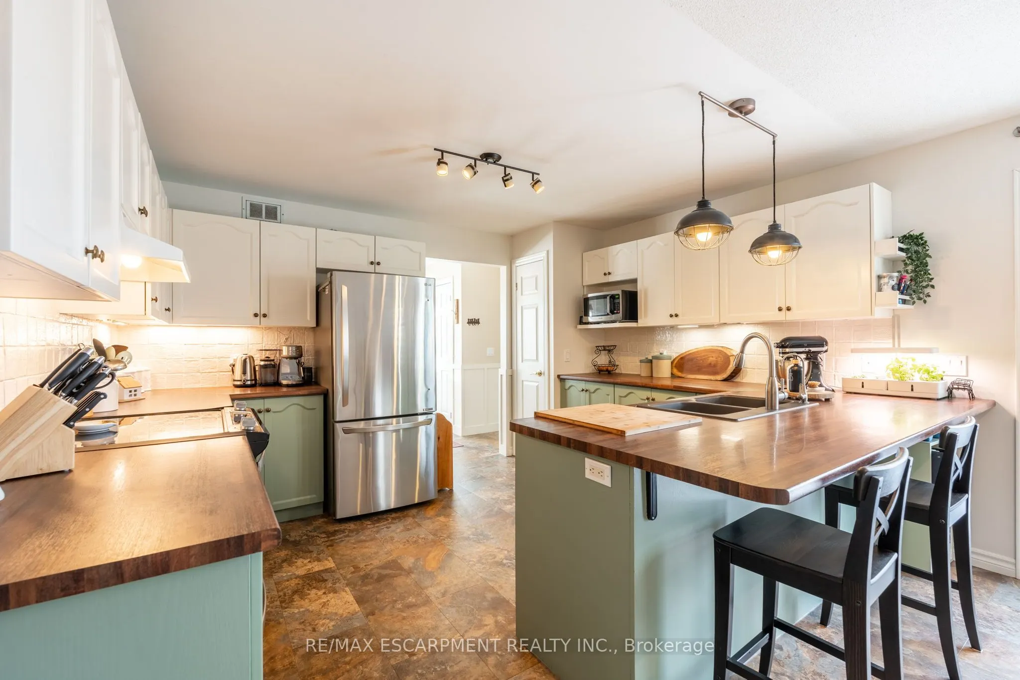 136 GLENARIFF Drive
