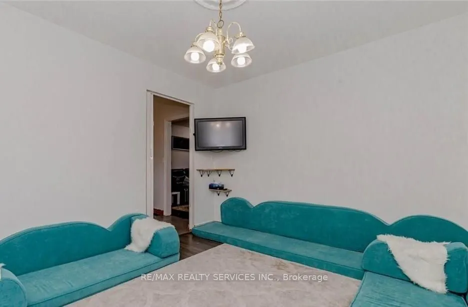 18 Greenlaw Place