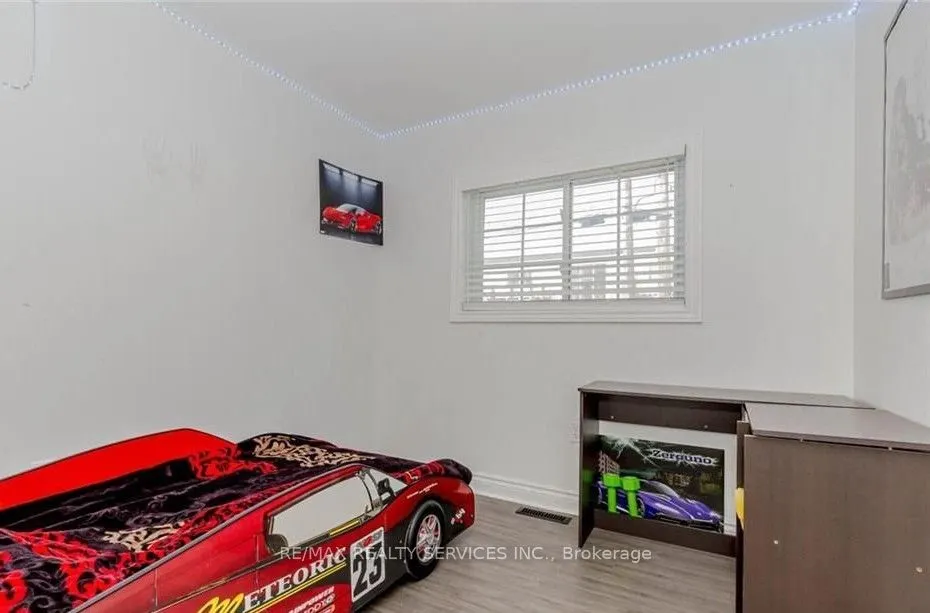 18 Greenlaw Place