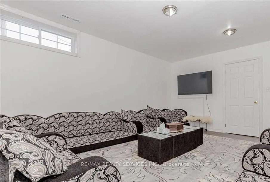 18 Greenlaw Place