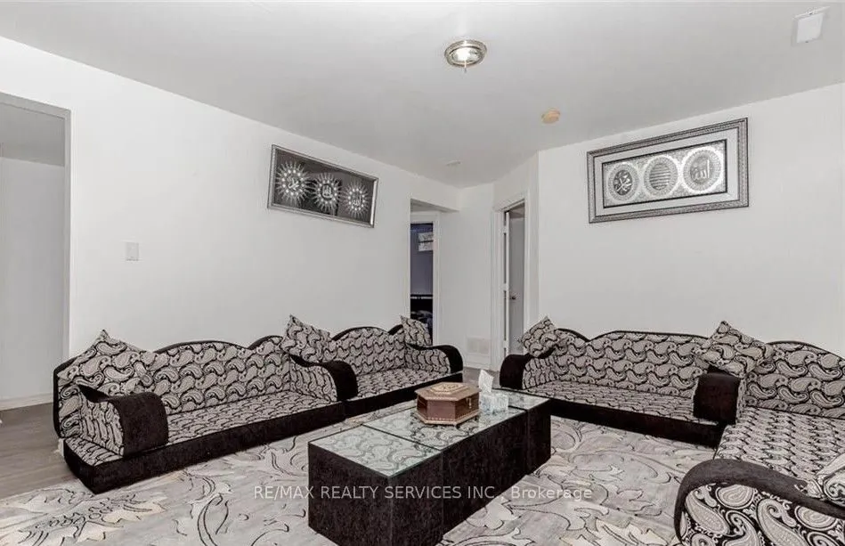 18 Greenlaw Place
