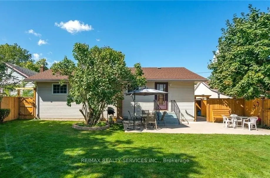 18 Greenlaw Place