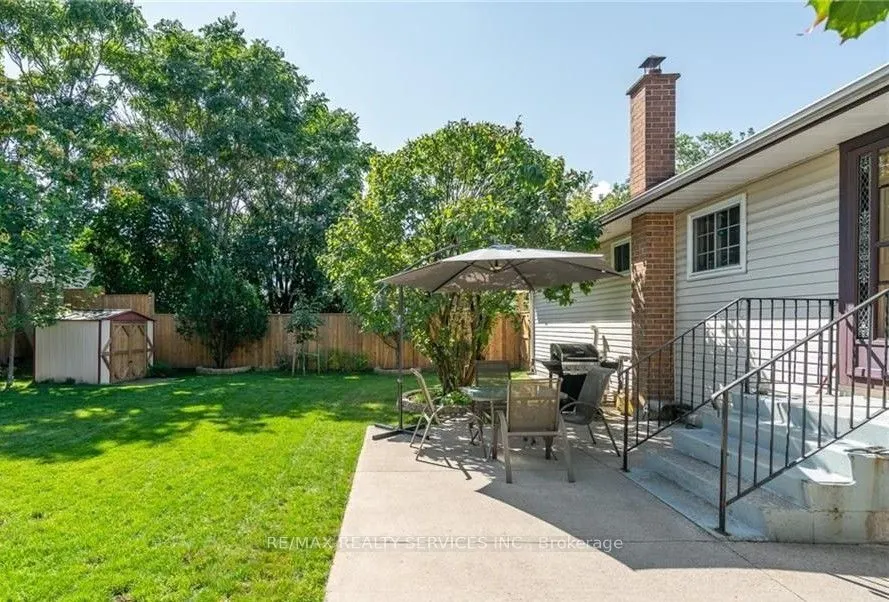 18 Greenlaw Place