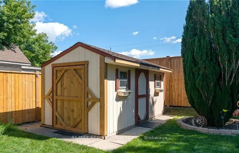 18 Greenlaw Place