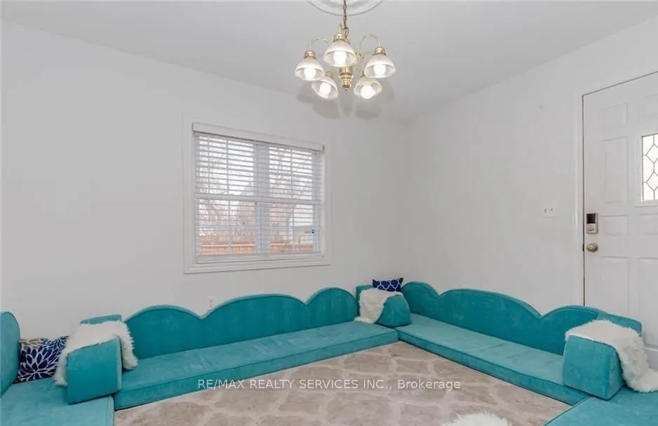 18 Greenlaw Place